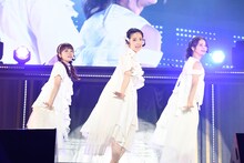 島崎遥香（写真中央）(c)AKS