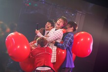 タカシ（中央）に集中攻撃を仕掛ける（手前から）ユーキ、カイ、ユースケ。（撮影：M.ミチコ）