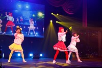 コロンのパフォ―マンスの様子。左からユースコ、ユーコ、タカミ。（撮影：M.ミチコ）