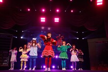 女装して「Pretty Girl」をパフォーマンスする超特急。（撮影：M.ミチコ）