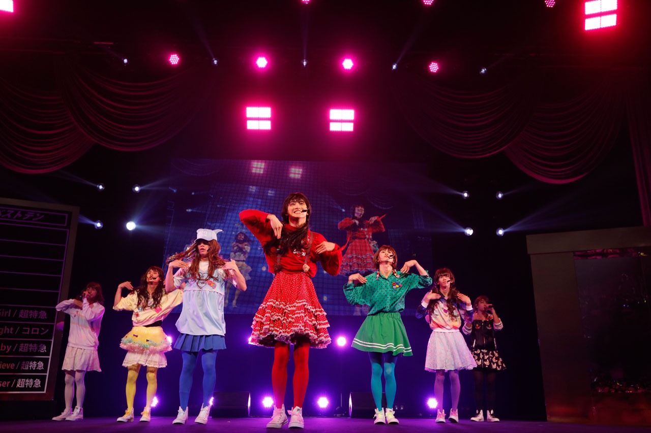 女装して「Pretty Girl」をパフォーマンスする超特急。（撮影：M.ミチコ）