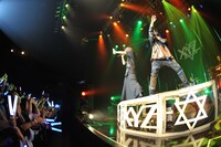 人気画像4位は「luz、そらまふ、赤飯ら豪華共演『XYZ TOUR』札幌にて大団円」より、「すーぱーぬこになりたい」歌唱時の様子。