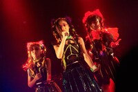 「『POPCONE LIVE!』DEVIL NO ID LAUNCH LIVE & UTOMARU ART EXHIBITION」の様子。（photo by katsuhiko morihiro）