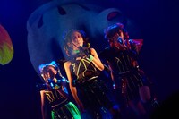 「『POPCONE LIVE!』DEVIL NO ID LAUNCH LIVE & UTOMARU ART EXHIBITION」の様子。（photo by katsuhiko morihiro）