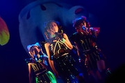「『POPCONE LIVE!』DEVIL NO ID LAUNCH LIVE & UTOMARU ART EXHIBITION」の様子。(photo by katsuhiko morihiro)