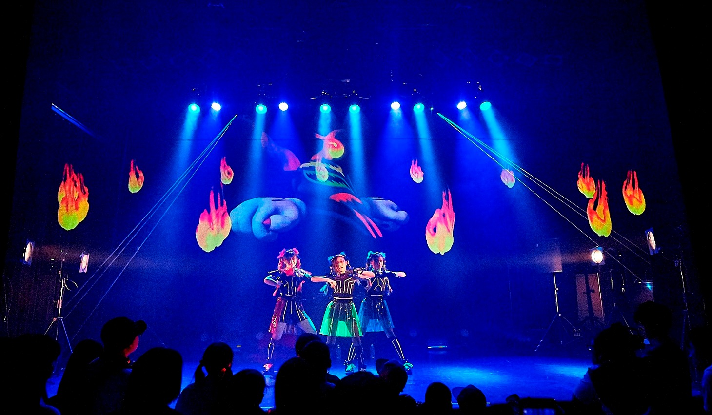 「『POPCONE LIVE!』DEVIL NO ID LAUNCH LIVE & UTOMARU ART EXHIBITION」の様子。（photo by katsuhiko morihiro）