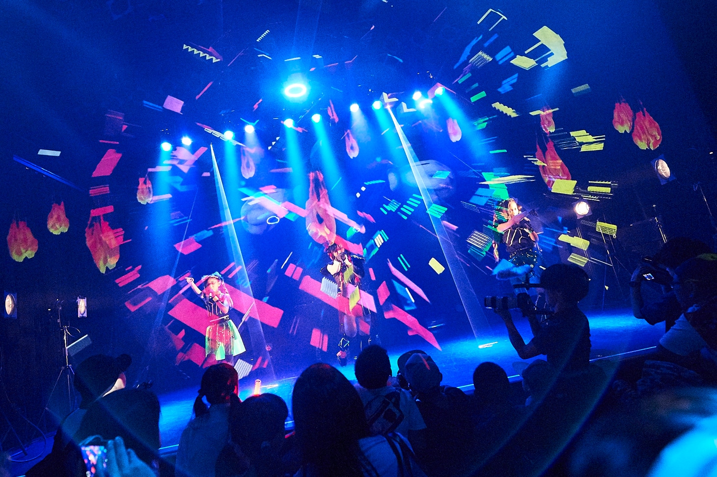 「『POPCONE LIVE!』DEVIL NO ID LAUNCH LIVE & UTOMARU ART EXHIBITION」の様子。（photo by katsuhiko morihiro）