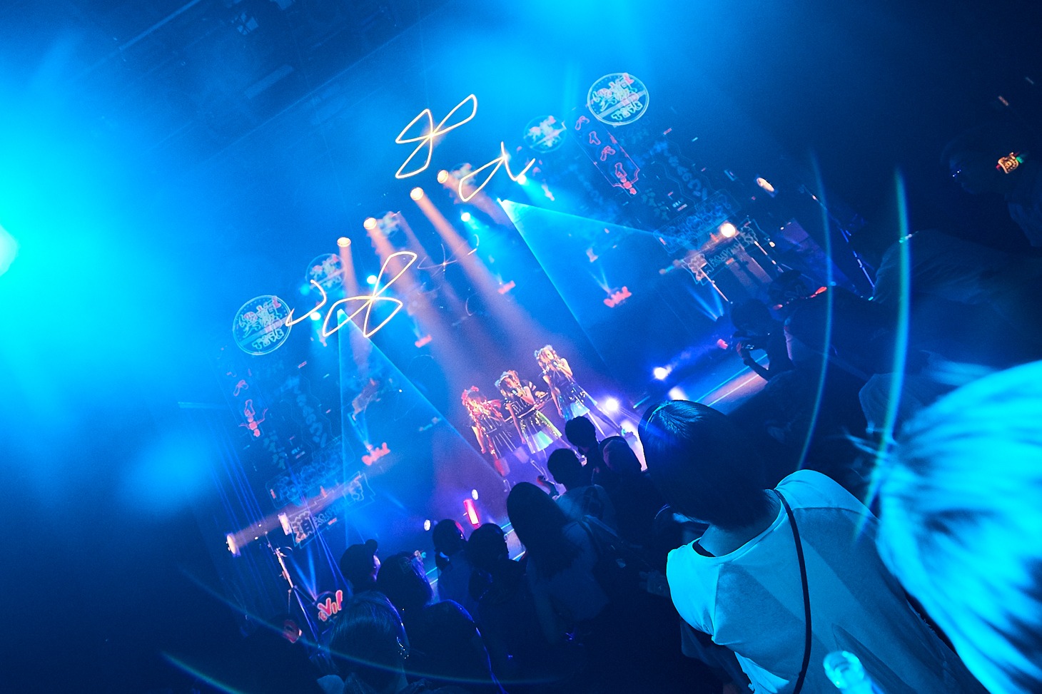 「『POPCONE LIVE!』DEVIL NO ID LAUNCH LIVE & UTOMARU ART EXHIBITION」の様子。（photo by katsuhiko morihiro）