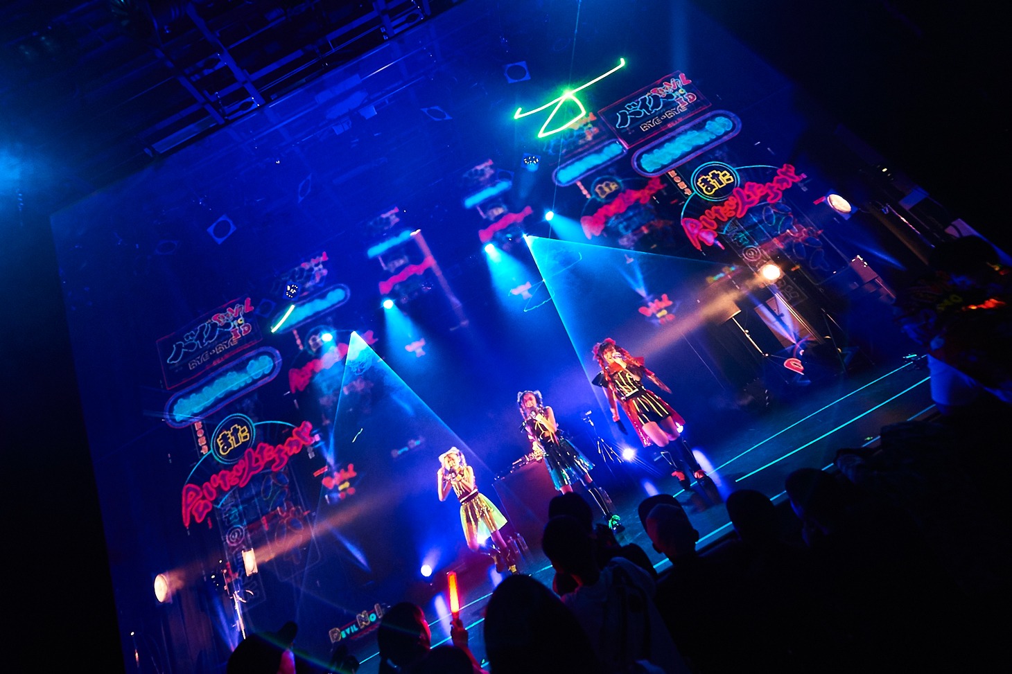 「『POPCONE LIVE!』DEVIL NO ID LAUNCH LIVE & UTOMARU ART EXHIBITION」の様子。（photo by katsuhiko morihiro）