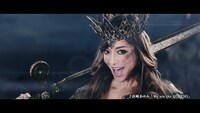 CLASH OF QUEENS」のCM「QUEEN'S SONG」編のワンシーン。