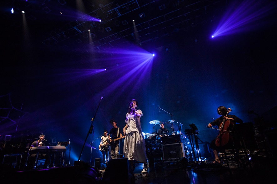 illion「PLANETARIAN」ライブ映像のワンシーン。