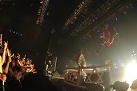 「ワールズエンド・ダンスホール」歌唱時の様子。