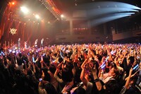 「デリヘル呼んだら君が来た」歌唱時の様子。