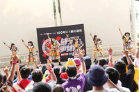 「よかよかダンス」歌唱時の様子。（撮影：後藤壮太郎）