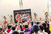 「よかよかダンス」歌唱時の様子。(撮影:後藤壮太郎)
