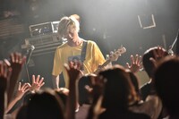 カミヤマリョウタツ（B / PELICAN FANCLUB）（Photo by Daisuke Miyashita）