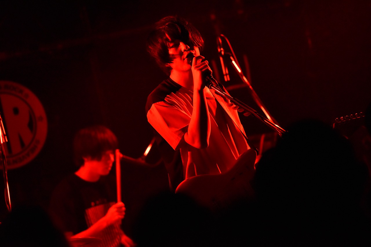 越雲龍馬（Vo, G, Syn / polly）（Photo by Daisuke Miyashita）