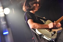 飯村悠介（G / polly）（Photo by Daisuke Miyashita）