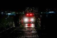 フロアに進入する救急車。（撮影：横山マサト）