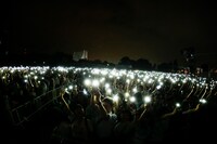 携帯電話のライトで会場を照らすオーディエンス。（撮影：横山マサト）
