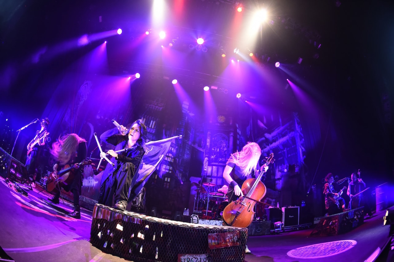 VAMPS“籠城型ツアー”Zepp Tokyoで終幕「これからも日々精進し