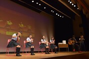 さくら学院「カルタの授業」1時限目の様子。
