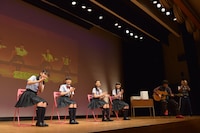 さくら学院「カルタの授業」1時限目の様子。