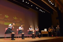 さくら学院「カルタの授業」1時限目の様子。