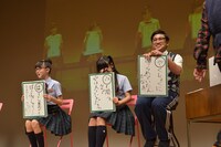 「“や”くしょくに守られていたんだなあ」という文がカルタに採用されご満悦の森ハヤシ（右）。