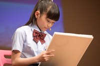 パネルに文を書く藤平華乃。