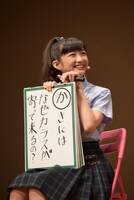 「“か”きにはなぜカラスが寄って来るの？」という疑問を投げかける岡崎百々子。