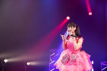 高橋優里花によるライブの様子。（撮影：稲垣謙一）