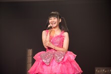 高橋優里花によるライブの様子。（撮影：稲垣謙一）