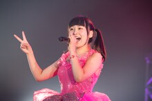 高橋優里花によるライブの様子。（撮影：稲垣謙一）