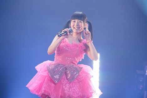 高橋優里花によるライブの様子。(撮影:稲垣謙一)