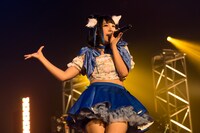 バンドじゃないもん！によるライブの様子。（撮影：稲垣謙一）