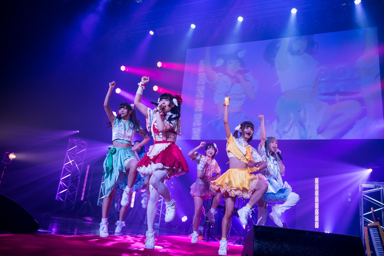 バンドじゃないもん！によるライブの様子。（撮影：稲垣謙一）