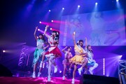 バンドじゃないもん!によるライブの様子。(撮影:稲垣謙一)