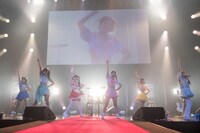 バンドじゃないもん！によるライブの様子。（撮影：稲垣謙一）