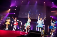 バンドじゃないもん！によるライブの様子。（撮影：稲垣謙一）