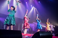 神宿によるライブの様子。（撮影：稲垣謙一）