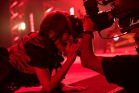 椎名ぴかりんによるライブの様子。（撮影：稲垣謙一）