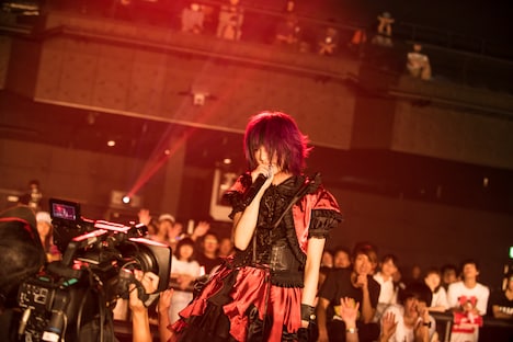 椎名ぴかりんによるライブの様子。(撮影:稲垣謙一)