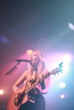 「ななみ 2016 tour“白と黒の世界”」東京公演の様子。（提供：日本クラウン）