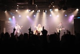 「ななみ 2016 tour“白と黒の世界”」東京公演の様子。(提供:日本クラウン)