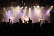 「ななみ 2016 tour“白と黒の世界”」東京公演の様子。(提供:日本クラウン)
