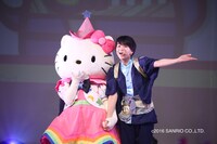 ハローキティと塩崎太智。（撮影：笹森健一）