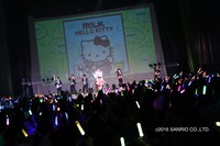 M!LKとハローキティのコラボの様子。（撮影：笹森健一）