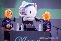 DJ Hello Kitty（中央）とハンドシェイクをするミロ（右）とジョー（左）。（撮影：笹森健一）
