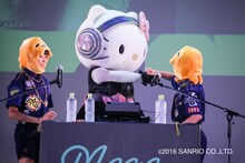 DJ Hello Kitty（中央）とハンドシェイクをするミロ（右）とジョー（左）。（撮影：笹森健一）